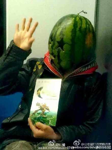 男子戴西瓜头套乘地铁被警方带下车(图)