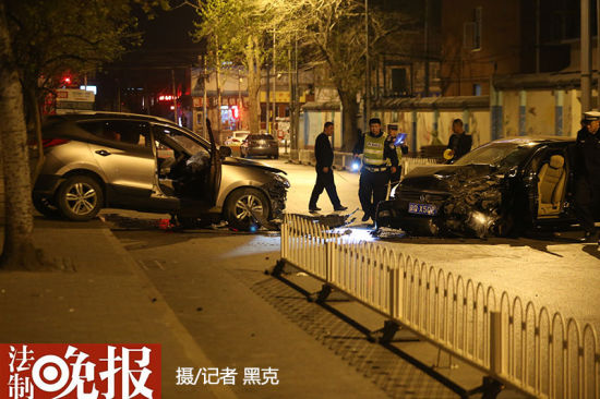 两辆轿车迎面相撞司机均受伤(图)|交通事故_新浪新闻