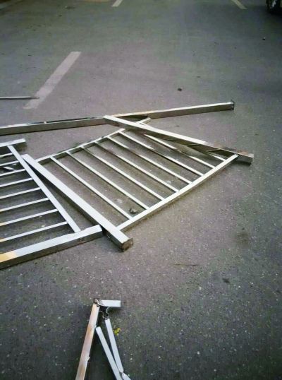 12楼阳台护栏坠落砸伤3路人(图)