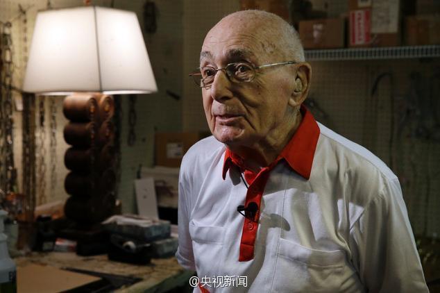 在美国扶老人被问：你以为我走不了路了吗