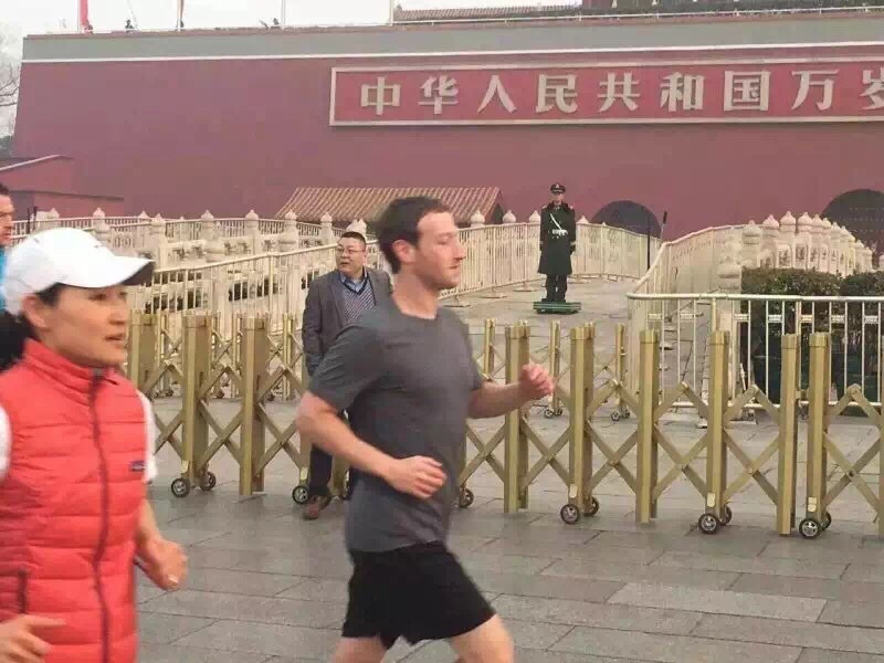 扎克伯格跑在天安门
