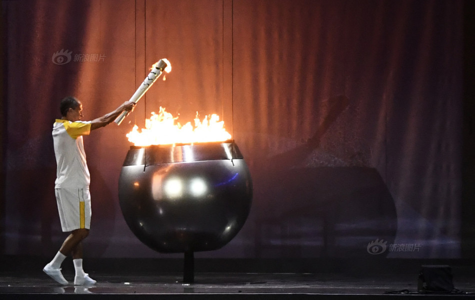 德利马点燃主火炬