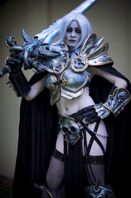 >>点击幻灯观看《魔兽世界》女版阿尔萨斯巫妖王cosplay