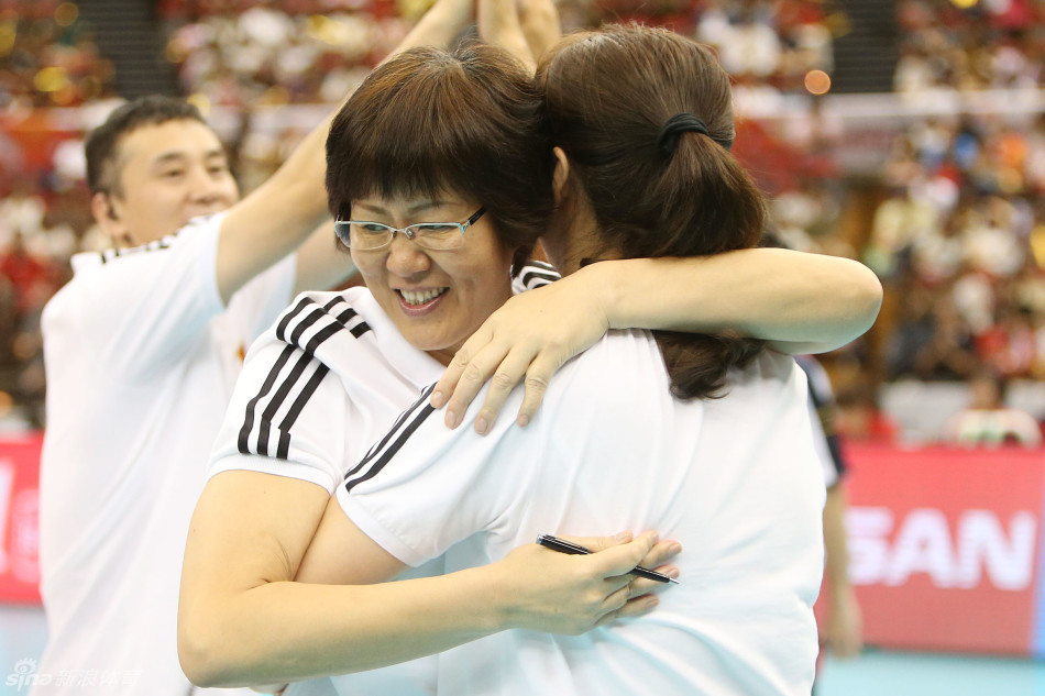 郎平拥抱赖亚文