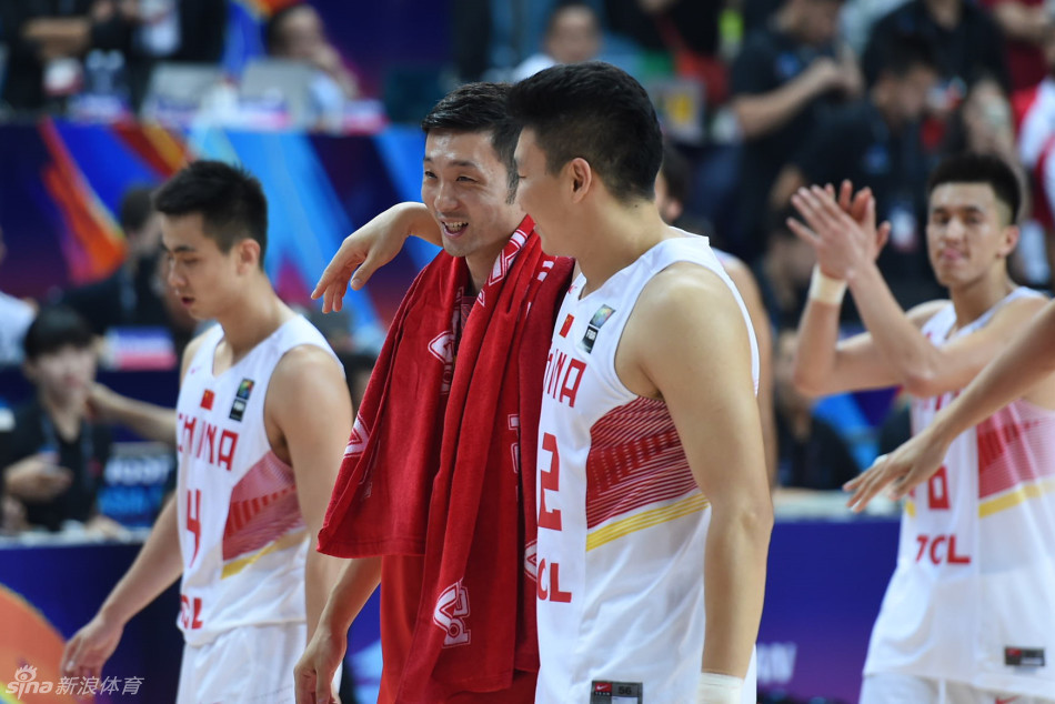 刘炜和李根开心的聊天