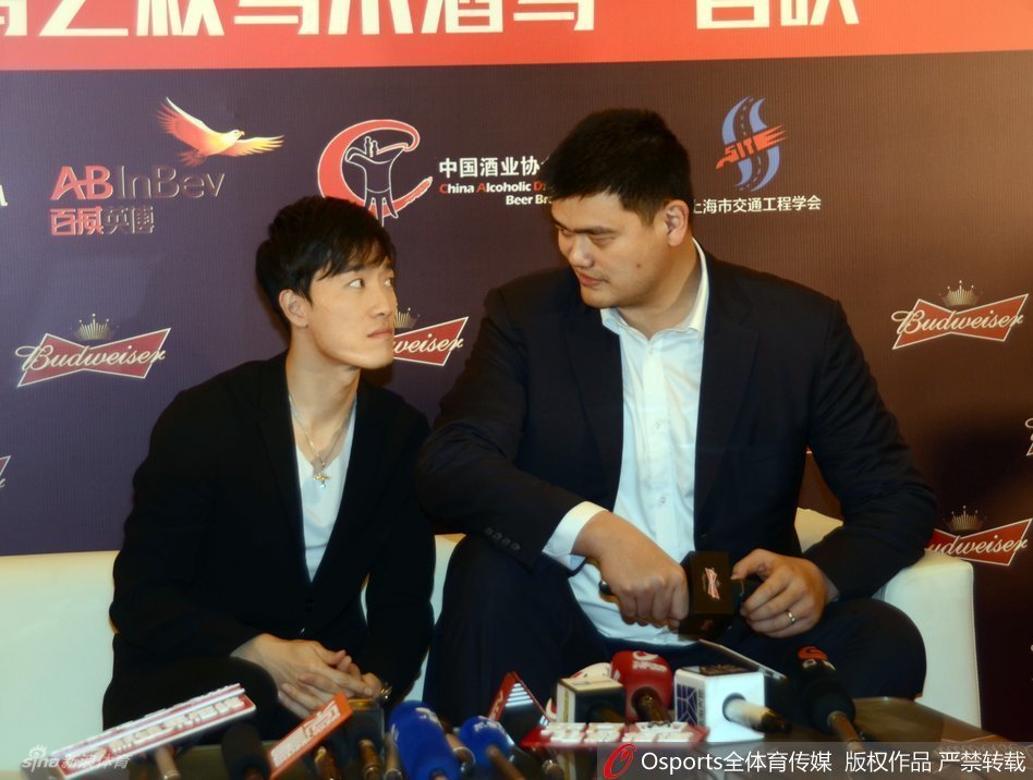 刘翔与姚明共同出席公益活动(资料图)