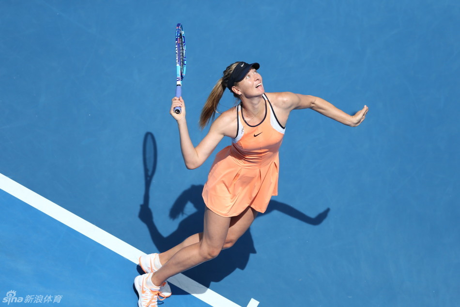 莎娃身穿耐克球衣比赛