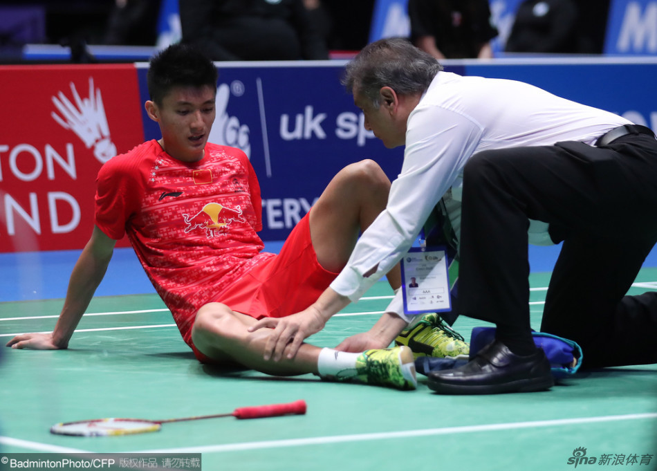 薛松在比赛中因脚抽筋请求医疗暂停
