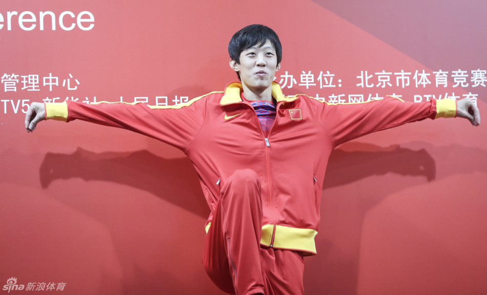 白鹤亮翅已经成了张国伟的招牌动作