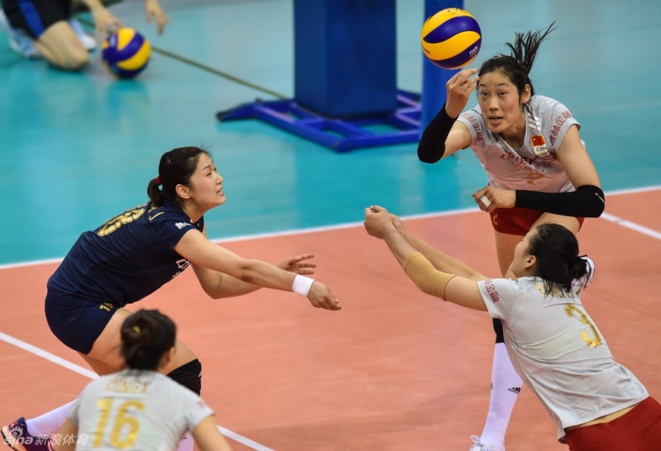 中国女排奋力防守