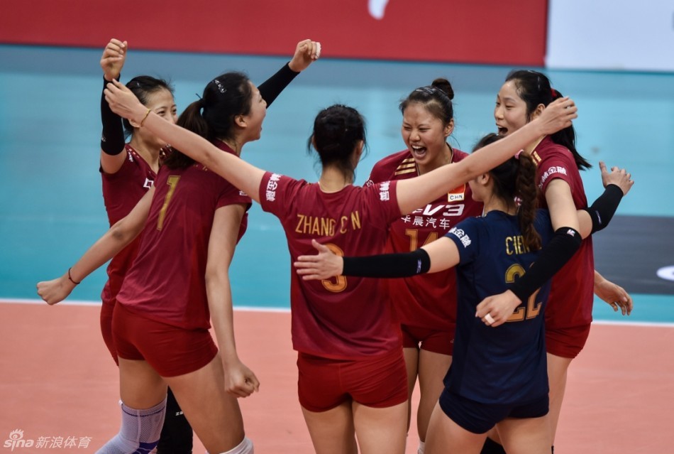 小将龚翔宇与队友庆祝