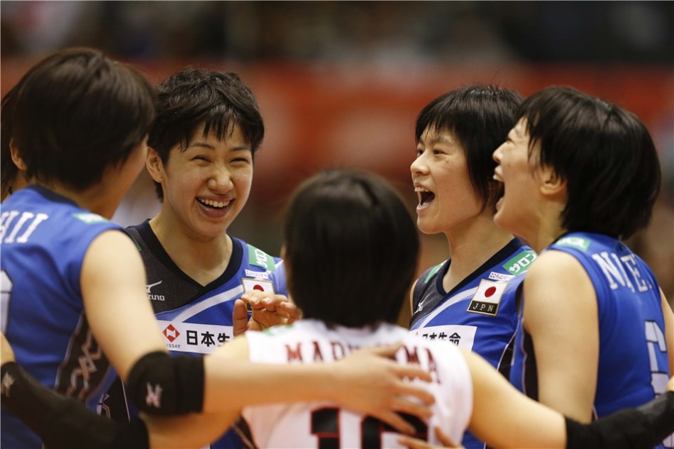 日本女排庆祝得分