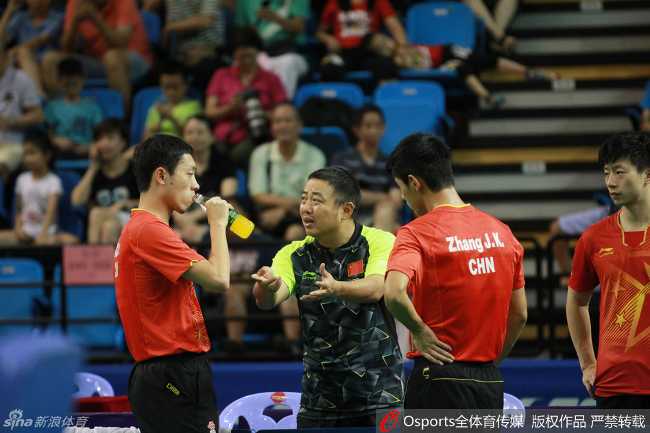 刘国梁指导张继科许昕