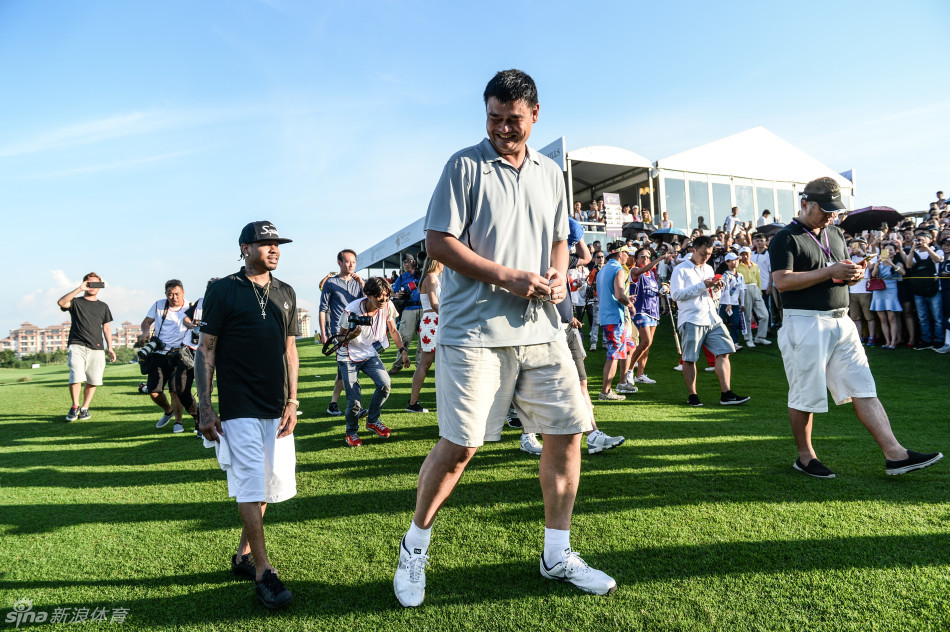 姚明与艾弗森打高尔夫