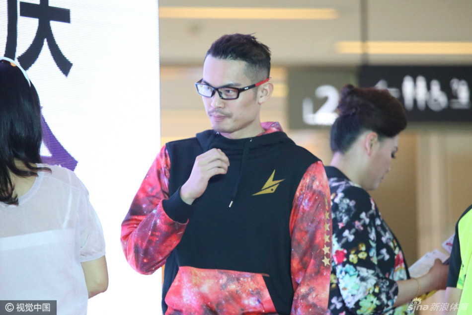 林丹此前参加活动帅气十足