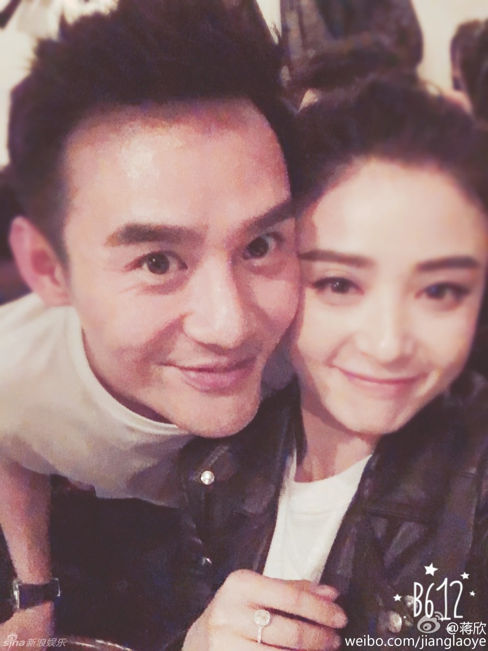 蒋欣凌晨晒与王凯亲密照 上演搂脖杀