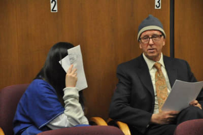 中国留学生施虐同学案宣判 女生用纸挡脸