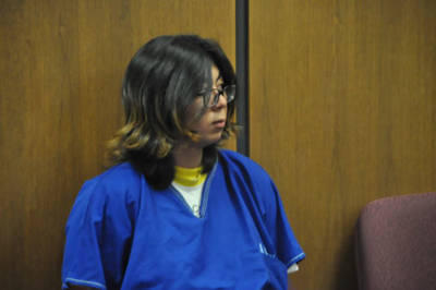 中国留学生施虐同学案宣判 女生用纸挡脸