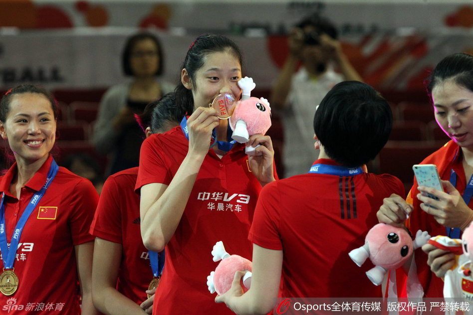 朱婷亲吻冠军奖牌