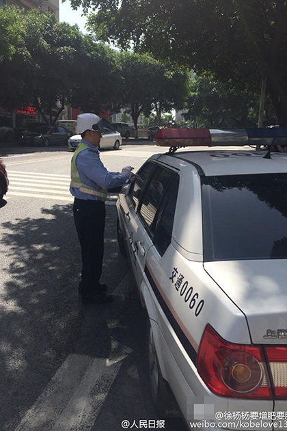 交警对违停警车开罚单 获网友点赞