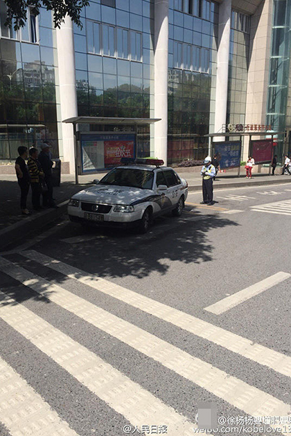 交警对违停警车开罚单 获网友点赞