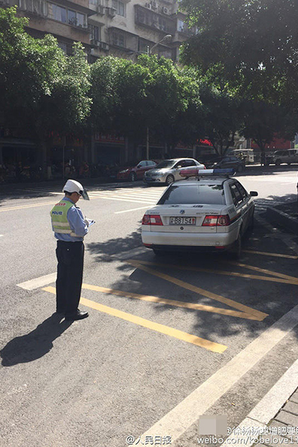 交警对违停警车开罚单 获网友点赞