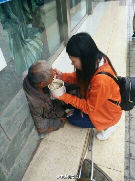 女孩很委屈：“为什么做好事就这么难？”