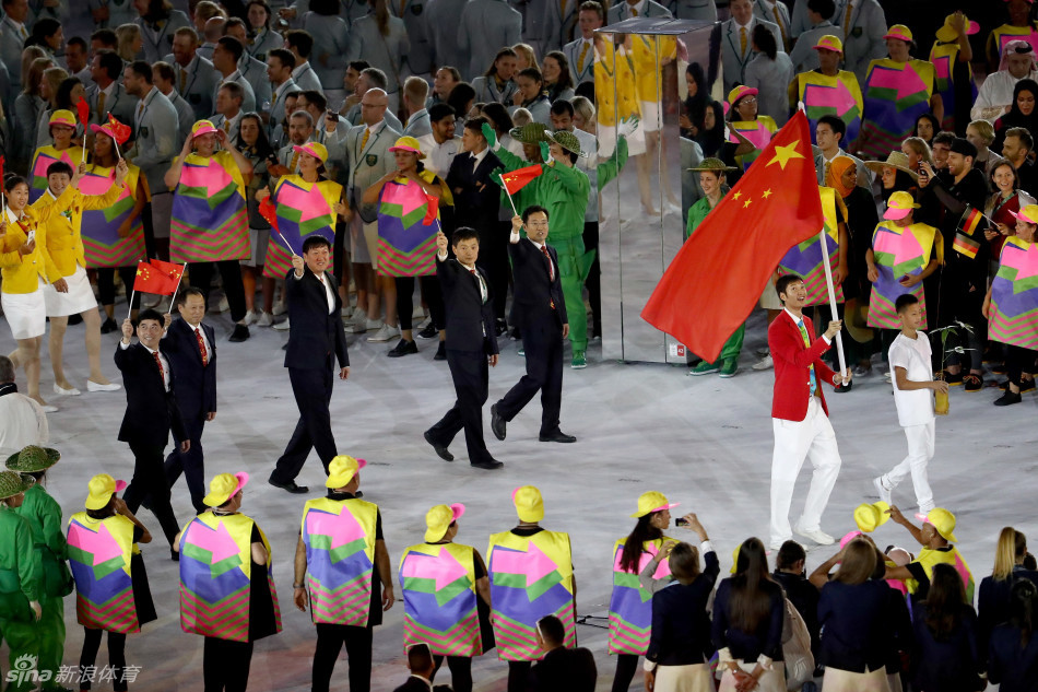 中国代表团入场