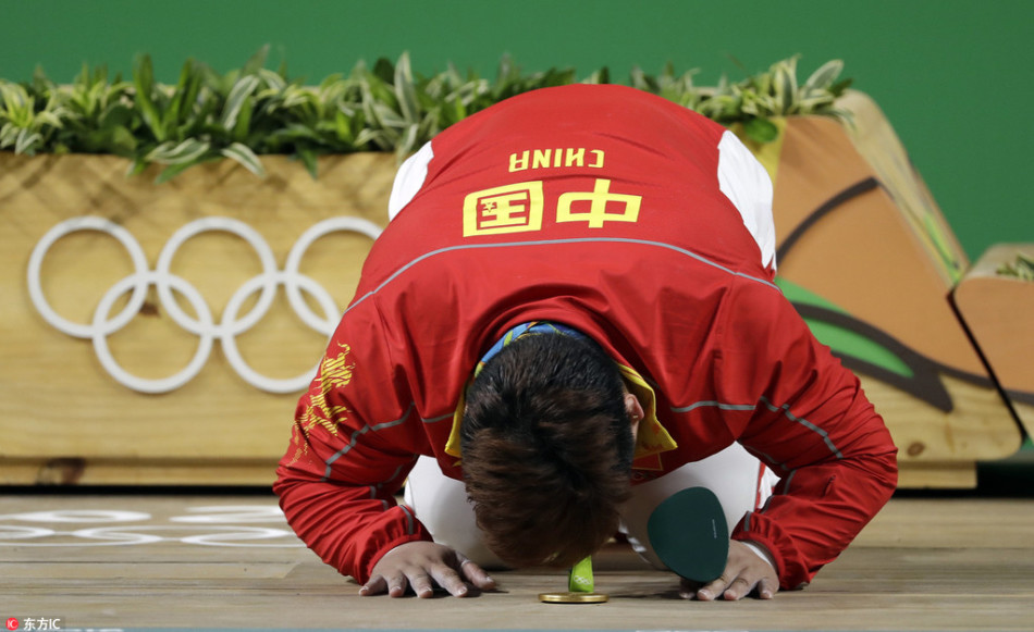 孟苏平跪地感谢北京时间8月15日,在里约奥运女子举重75公斤以上级比赛
