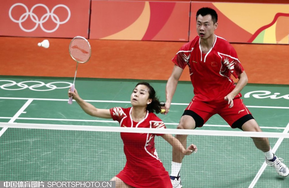 羽毛球混双赛现场