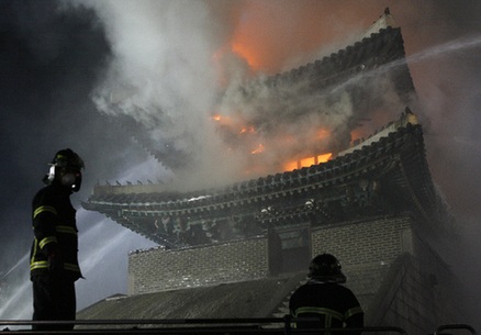 韩国国宝崇礼门的整座木制城楼被大火烧毁