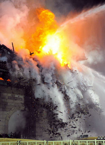 韩国国宝一号崇礼门烧毁坍塌警方怀疑人为纵火