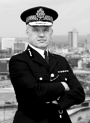 是英国最有前途的警察,是同事心目中的英雄,是敢"捅破天"的正直人