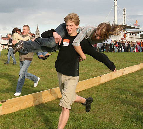 立陶宛举行背女人赛跑比赛组图