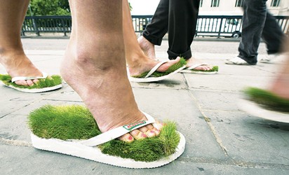 踩着青草上班去