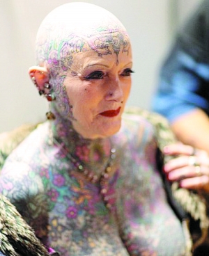 文身成瘾英七旬老太文遍全身