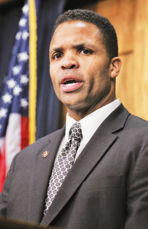 据新华社电 美国伊利诺伊州联邦众议员小杰西·杰克逊的一名律师10日