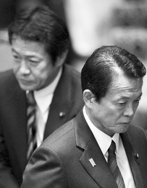 2月17日,日本首相麻生太郎(右)与中川昭一离开在东京召开的众议院预算