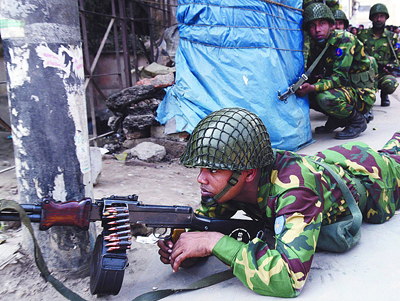 25日,孟加拉国士兵在首都达卡警戒,与暴动士兵对峙
