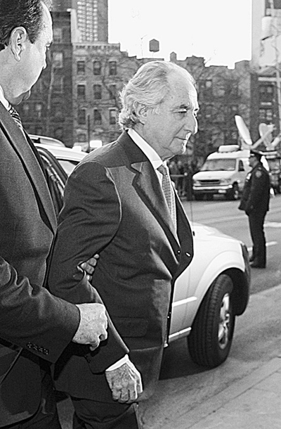 金融诈骗案犯罪嫌疑人伯纳德麦道夫走进美国纽约曼哈顿联邦地区法院