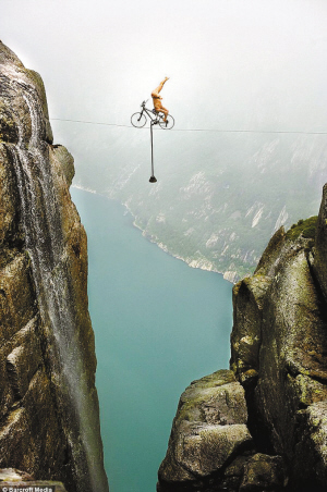 千米悬崖倒立裸骑走钢丝