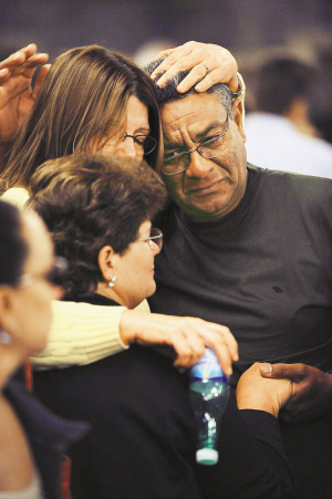 6月4日,在巴西里约热内卢坎德拉里亚教堂,遇难者家属在仪式结束后相互