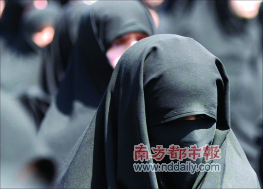 在苏丹女人穿裤子就要挨鞭刑 女记者鲁巴娜挑战这一法律,称并未详细说明“何为不当穿着”,为妇女争取平等权利_新闻中心_新浪网