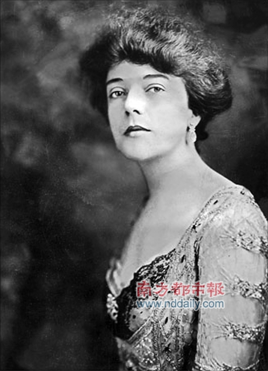 爱丽丝扮演了父亲西奥多·罗斯福的"外交形象大使".