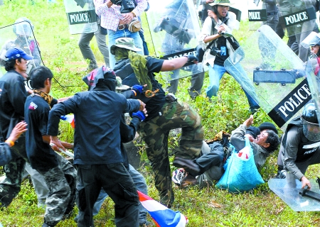 泰国两大民间政治派别"红衫军"和"黄衫军"19日在泰国两地组织集会游行