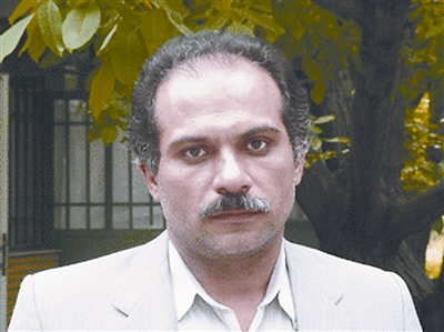 伊朗一名核科学家马苏德·阿里·马哈莫迪遇难者的遗体被抬上担架当地