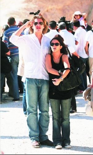 荣升祖父了,他的儿媳妇,二儿子让·萨科齐的妻子13日顺利产下一名男婴