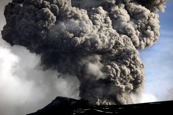 英国部分空域再次因冰岛火山灰南下关闭