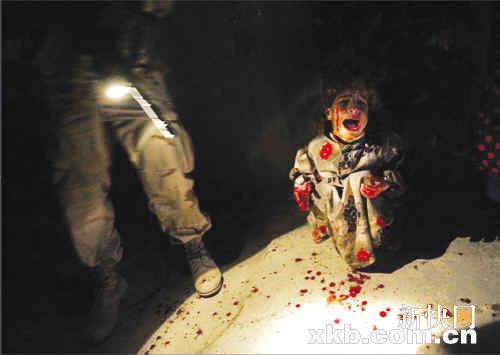 2005年1月18日,一名伊拉克女童满身鲜血地痛哭,她的父母遭美军士兵