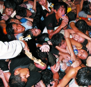 国际新闻 > 正文  韩国军方23日确认延坪岛炮击事件致死两名韩国海军